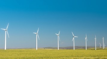 Windpark Onshore Windräder auf einem Feld