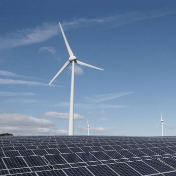 Windturbine und Solarpaneelen