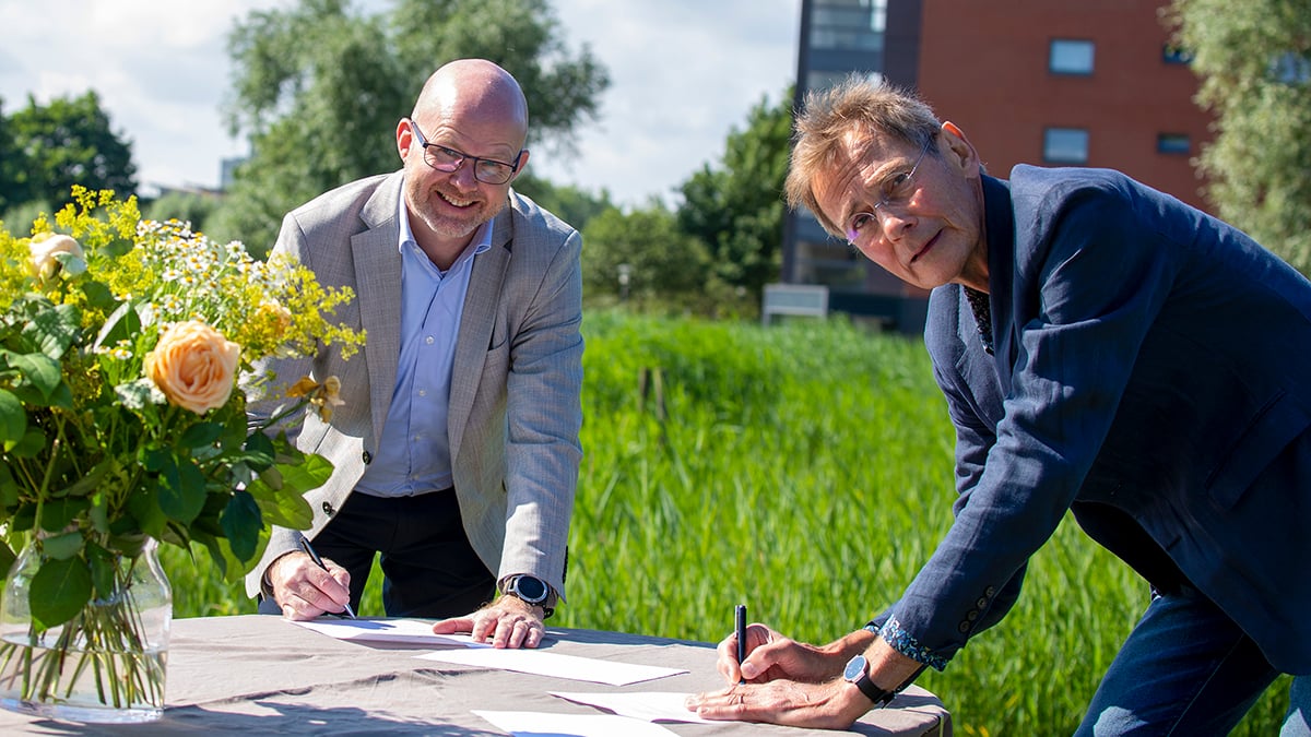 Arno van Gestel, commercieel directeur Vattenfall Warmte Nederland, en Peter van Schie, voorzitter Energiek Poelgeest