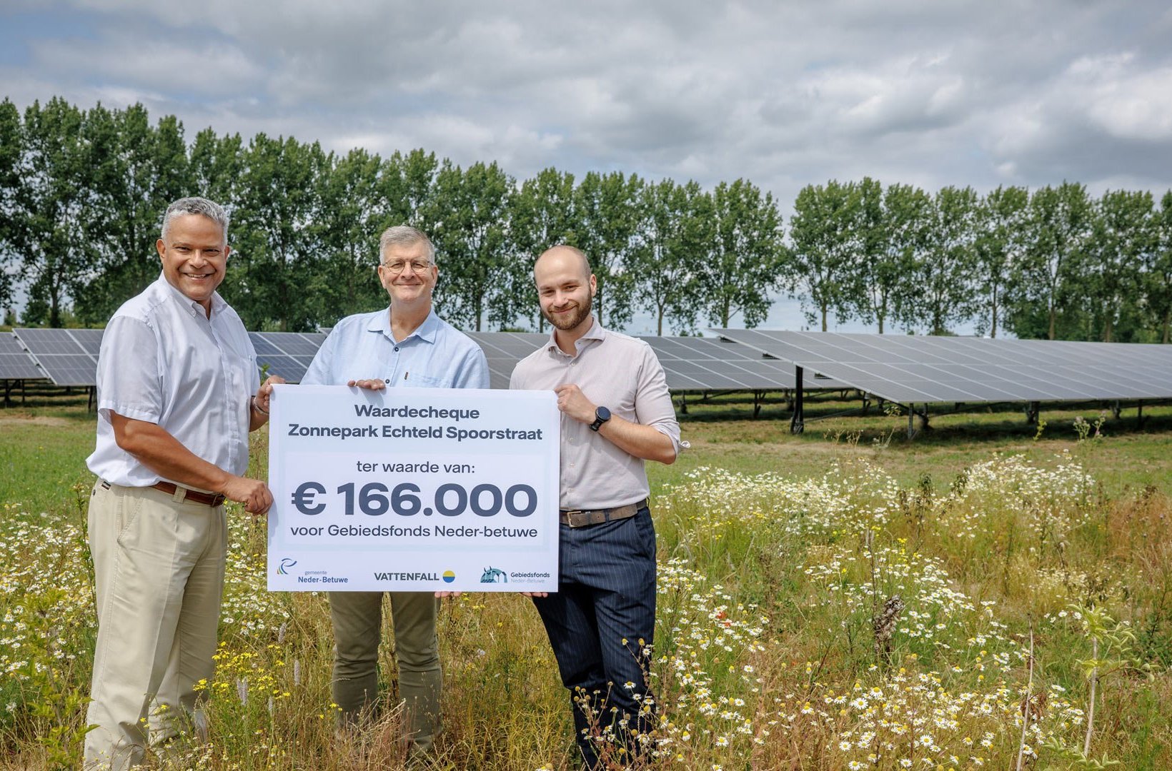 Wethouder Van Someren reikte samen met Vattenfall een mooie cheque uit aan het Gebiedsfonds Neder-Betuwe Wethouder Van Someren reikte samen met Vattenfall een mooie cheque uit aan het Gebiedsfonds Neder-Betuwe