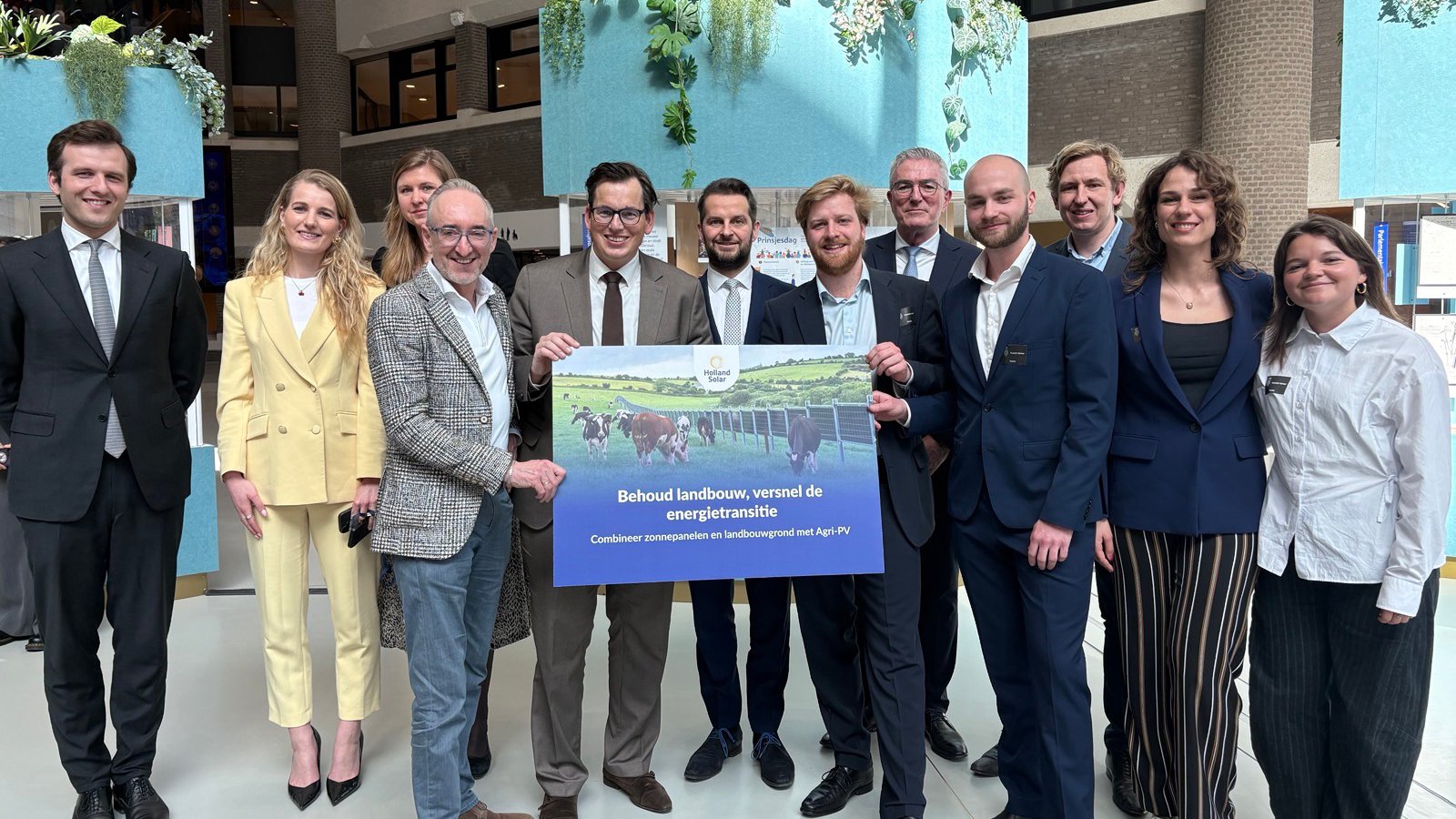 V.l.n.r. Felix Klos (D66), Sjoukje van Oosterhout (GroenLinks-PvdA), Alisha Müller (VVD), Henk Vermeer (BBB), Pieter Grinwis (ChristenUnie), André Flach (SGP), Paul Stockmann (Holland Solar), Henk Jumelet (CDA), Eric Tonnaer (Vattenfall), Nold Jaeger (Holland Solar), Floor Maassen (Holland Solar en Florine Kits van Heiningen (Vattenfall). Foto: Vattenfall/BBB