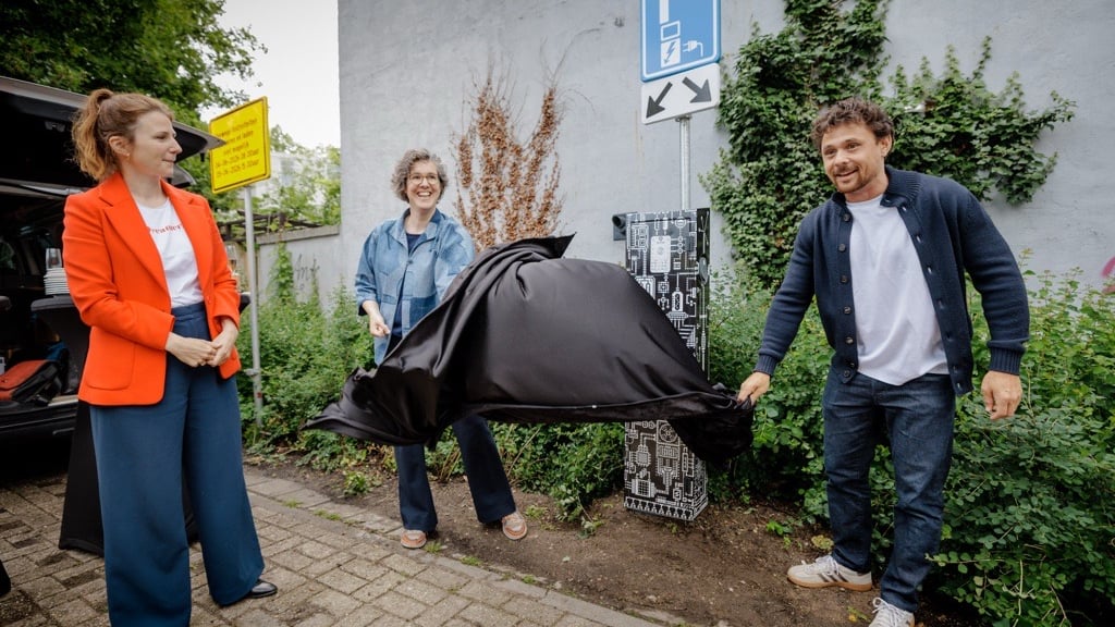 Foto boven artikel: v.l.n.r. Alied Wessels Boer (directeur Vattenfall InCharge), Ciliea Damen (wethouder Nijmegen) en aanvrager van laadpaal