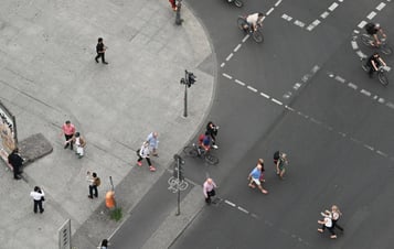 Mensen die lopen en fietsen in een stad
