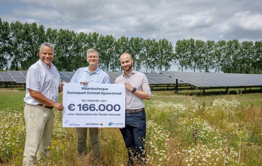 Wethouder Van Someren reikte samen met Vattenfall een mooie cheque uit aan het Gebiedsfonds Neder-Betuwe