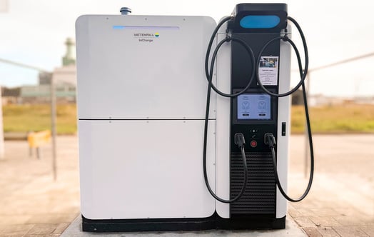 Laadstation met batterij bij energiecentrale Diemen