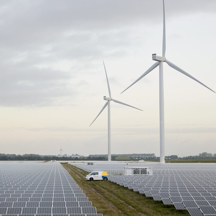 Windmolens en zonnepanelen in Haringvliet