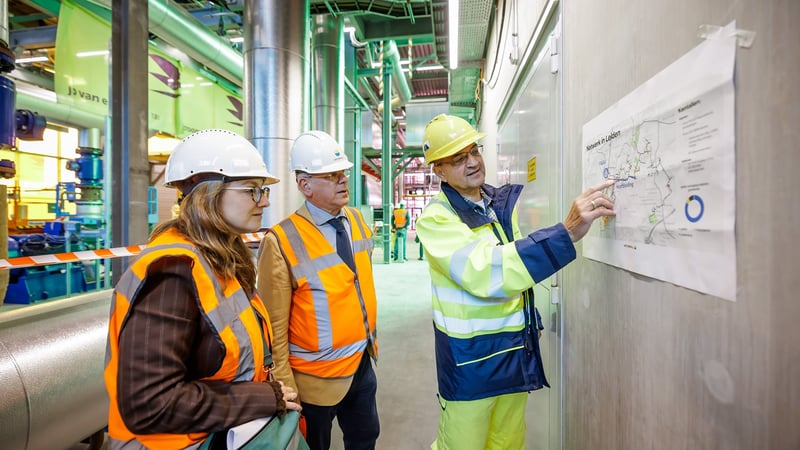 Links wethouder Prescillia van Noort van gemeente Leiden, midden wethouder Tim van Tongeren van gemeente Oegstgeest en rechts Khaled Khater project manager Future Heat Leiden bij Vattenfall. Foto: Vattenfall/Jorrit Lousberg