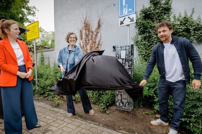 Foto boven artikel: v.l.n.r. Alied Wessels Boer (directeur Vattenfall InCharge), Ciliea Damen (wethouder Nijmegen) en aanvrager van laadpaal