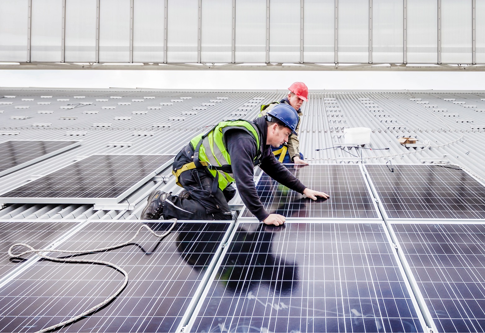 Arbeiter bei Montage von Solarzellen