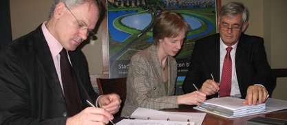 Ondertekening Zoneiland door wethouders Duivesteijn en Visser van Almere en Ludo van Halderen