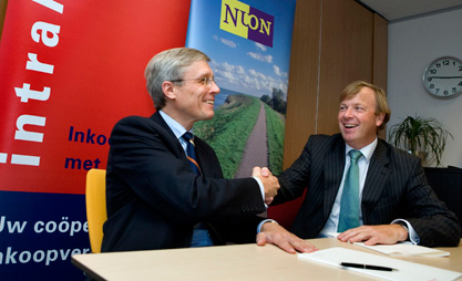Foto ondertekening leveringscontract Intrakoop en Nuon