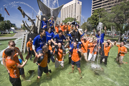 Tokai en Nuon Solar Team vieren samen feest in de Adelaide fontein
