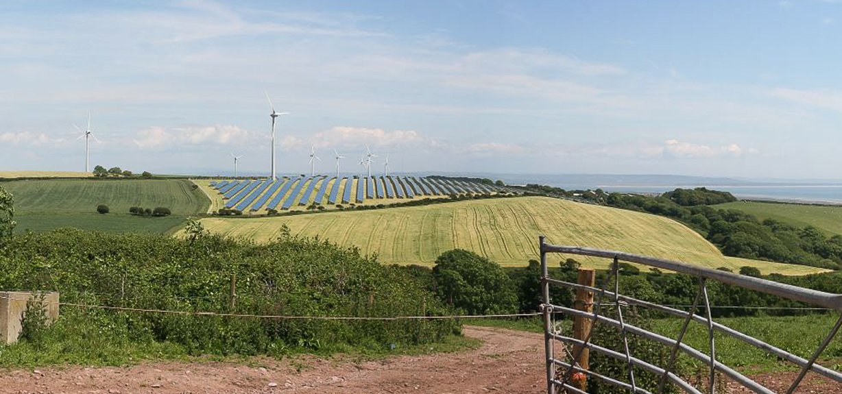 Zonnepark Pen Y Cymoedd in Wales: 18.000 zonnepanelen in combinatie met windpark.