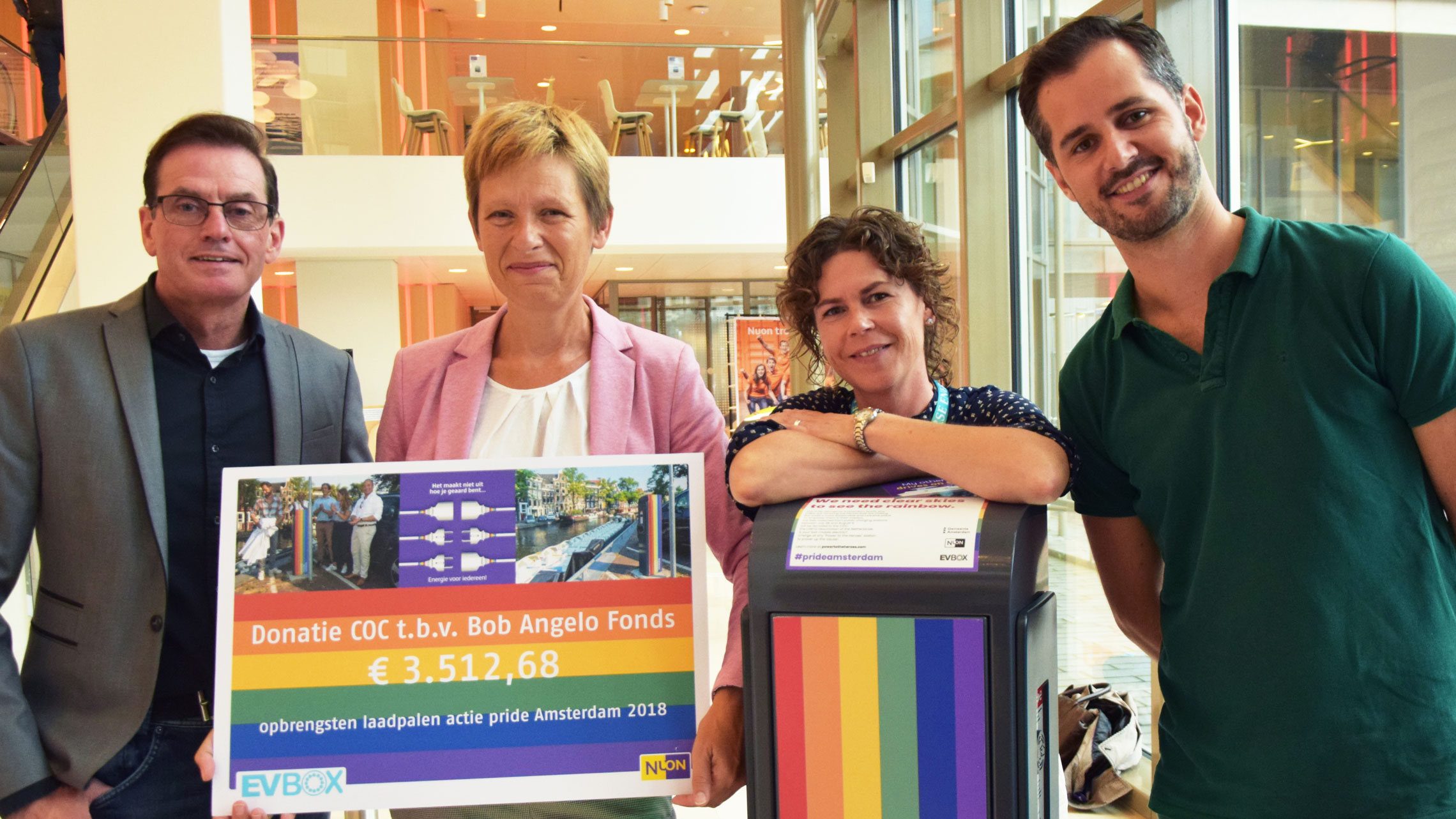 De overhandiging van de cheque aan COC-voorzitter Tanja Ineke. V.l.n.r.: Vinn de Jong (Nuon), Tanja Ineke (COC), Anne Wingelaar (Nuon) en Job Karstens (EVBox).