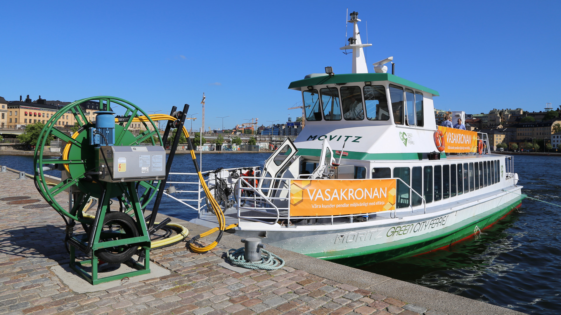 De elektrische veerboot E/S Movitz heeft een lagere CO2-uitstoot en is stiller dan conventionele dieselboten. De boot wordt gesponsord door de vastgoedondernemingen Vasakronan en Humlegården, die hun huurders aan het Mälarmeer duurzame vervoersopties willen aanbieden.