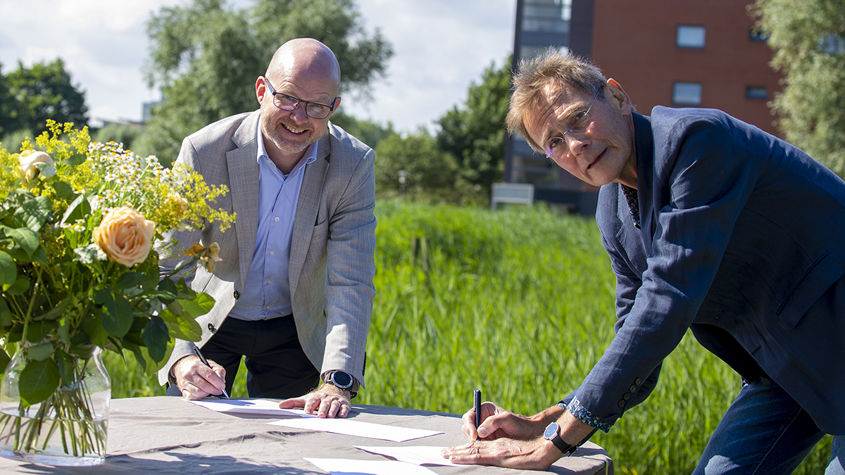 Arno van Gestel, commercieel directeur Vattenfall Warmte Nederland, en Peter van Schie, voorzitter Energiek Poelgeest
