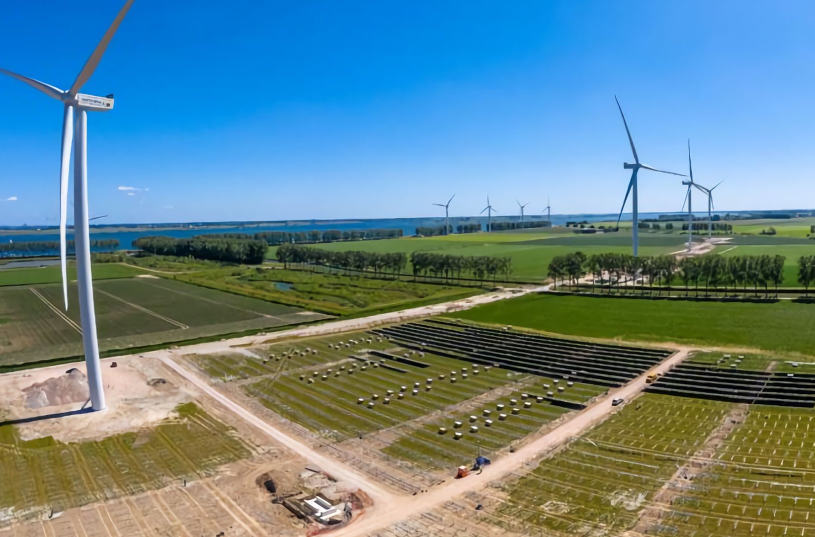 Energiepark Haringvliet är Vattenfalls första park där vind, sol och batterier är installerade innan invigningen.