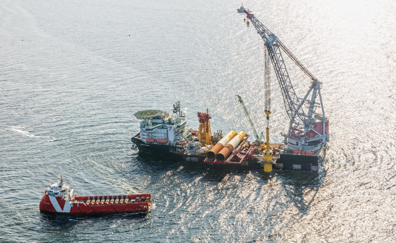 Fartyg som installerar havsbaserad vindkraftspark. Fartyg som installerar havsbaserad vindkraftspark.