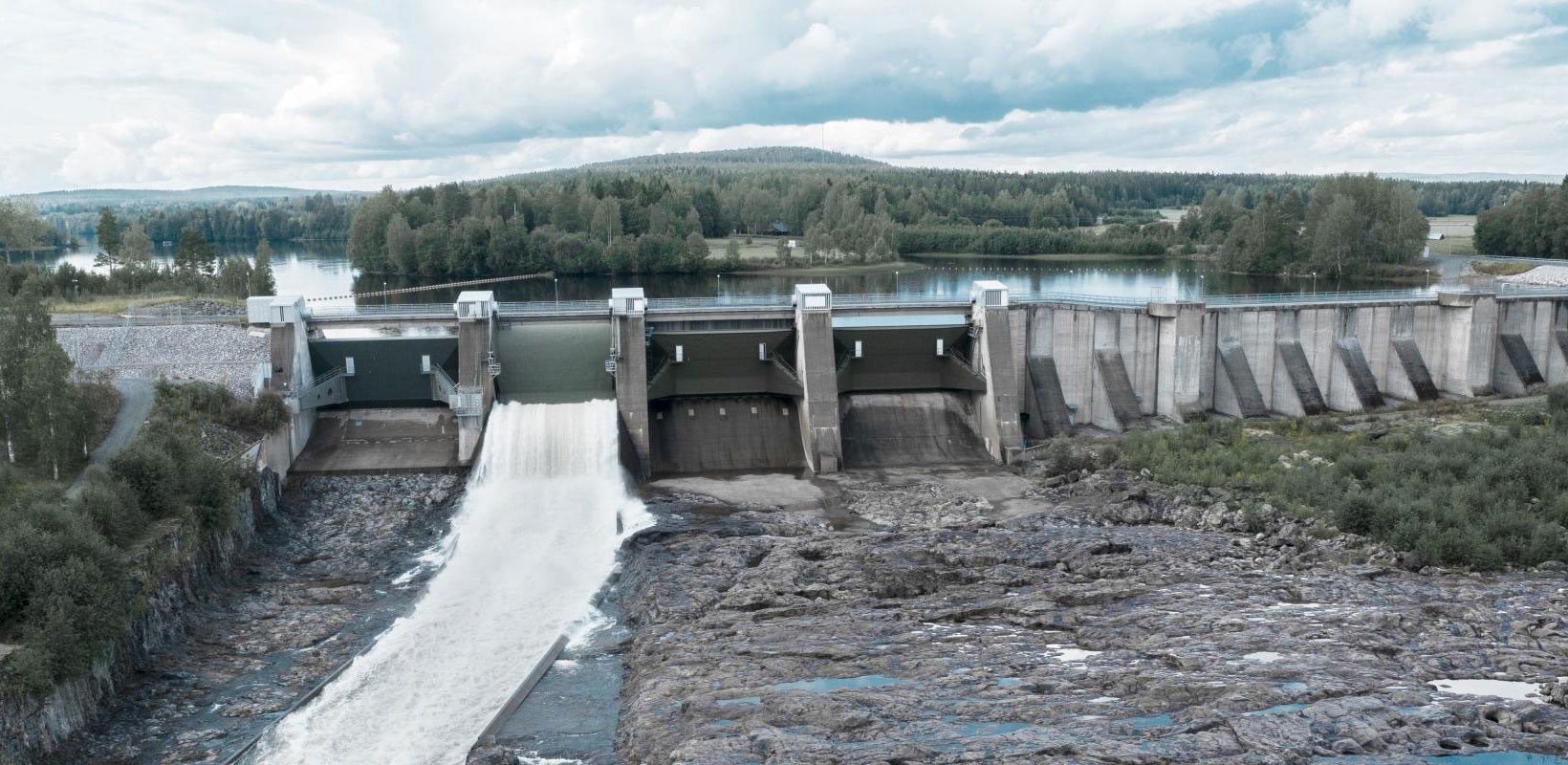 Vatten forsar ner i en stenig älvfåra i vattenkraftverket i Stornorrfors. Vatten forsar ner i en stenig älvfåra i vattenkraftverket i Stornorrfors.