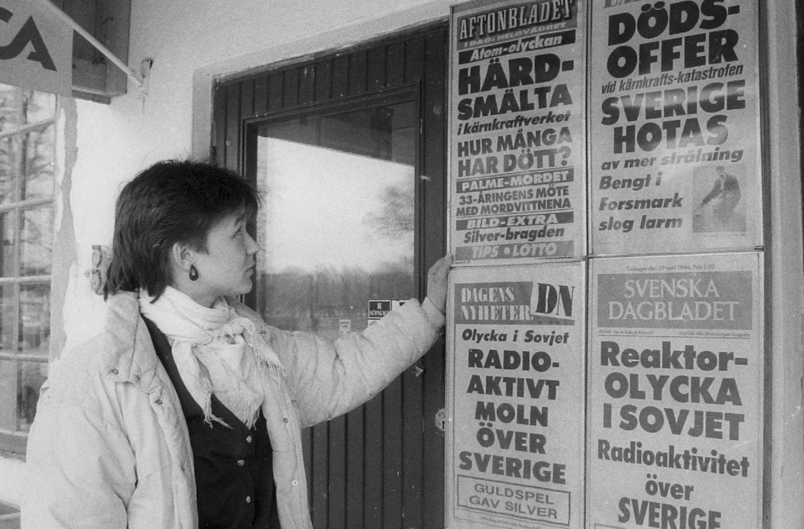 Löpsedlarna vid Forsmarks lanthandel i april 1986.