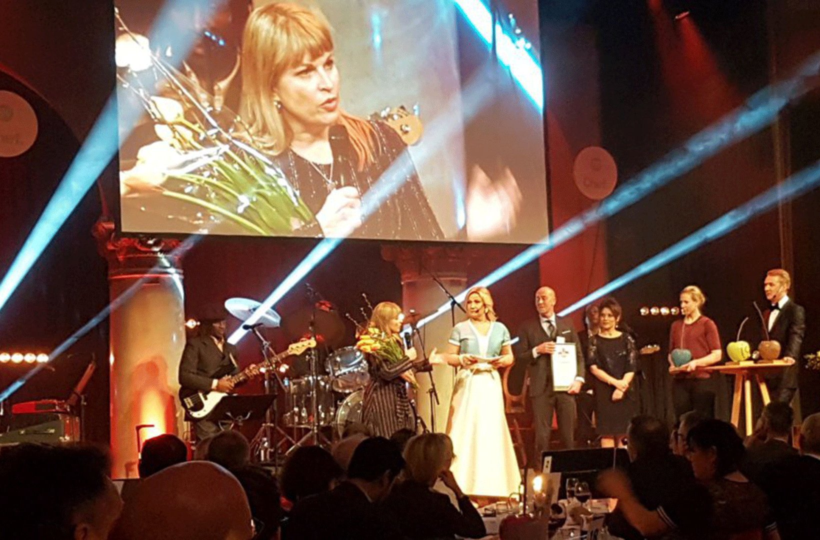Annika Viklund tar emot priset som "Årets Mångfaldschef 2017"