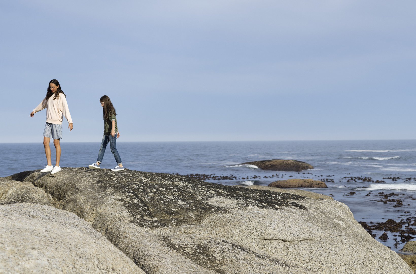 Två flickor på klippor vid havet. Foto: Felix Odell