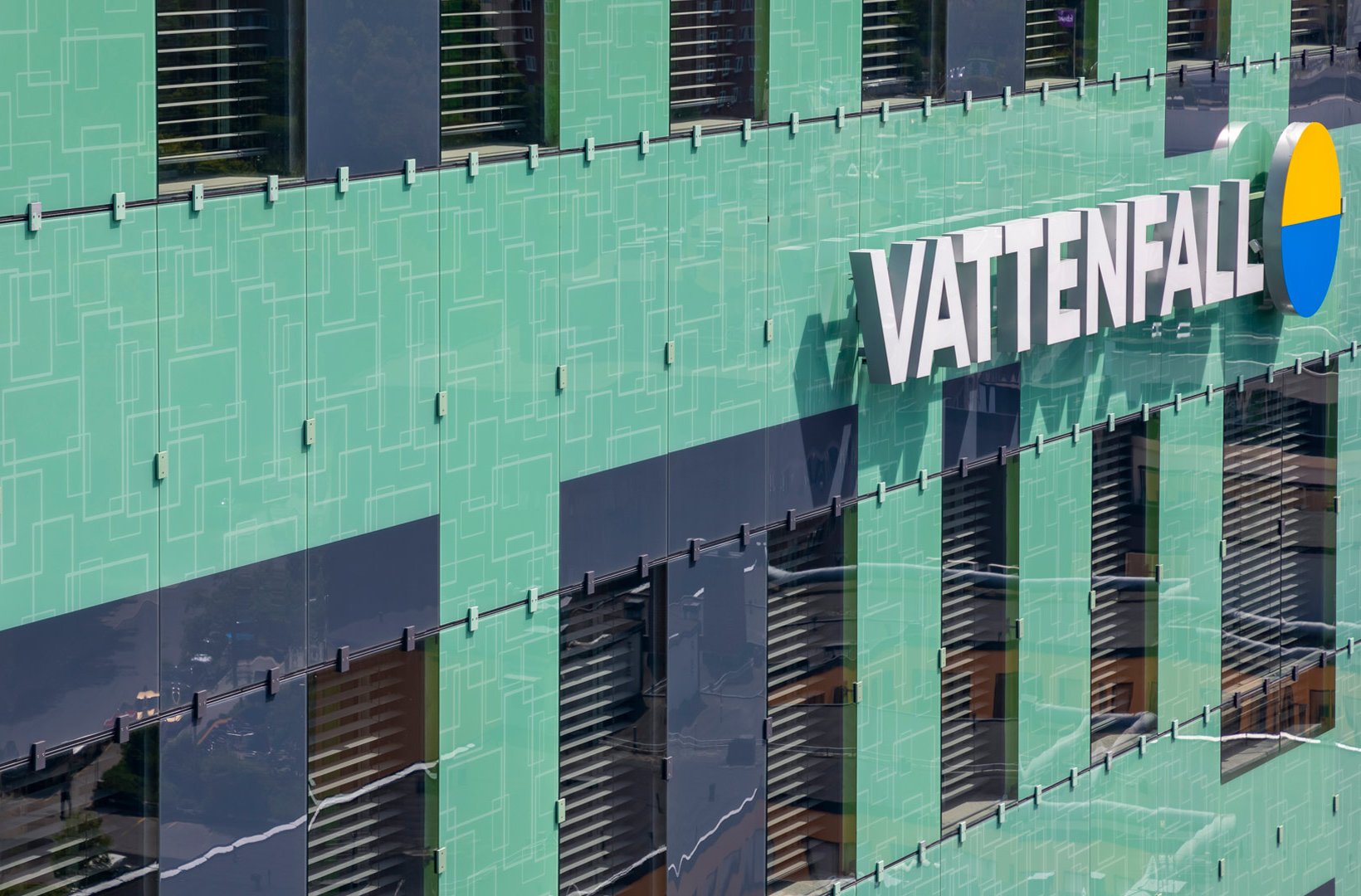 Vattenfalls logotyp på huvudkontoret i Solna