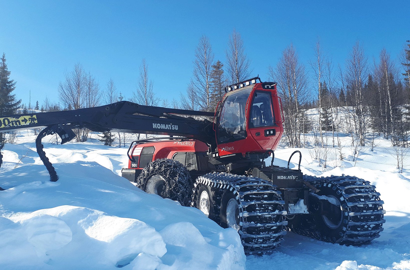 Ett fordon i snödrivor vid Blakliden-Fäbodberget