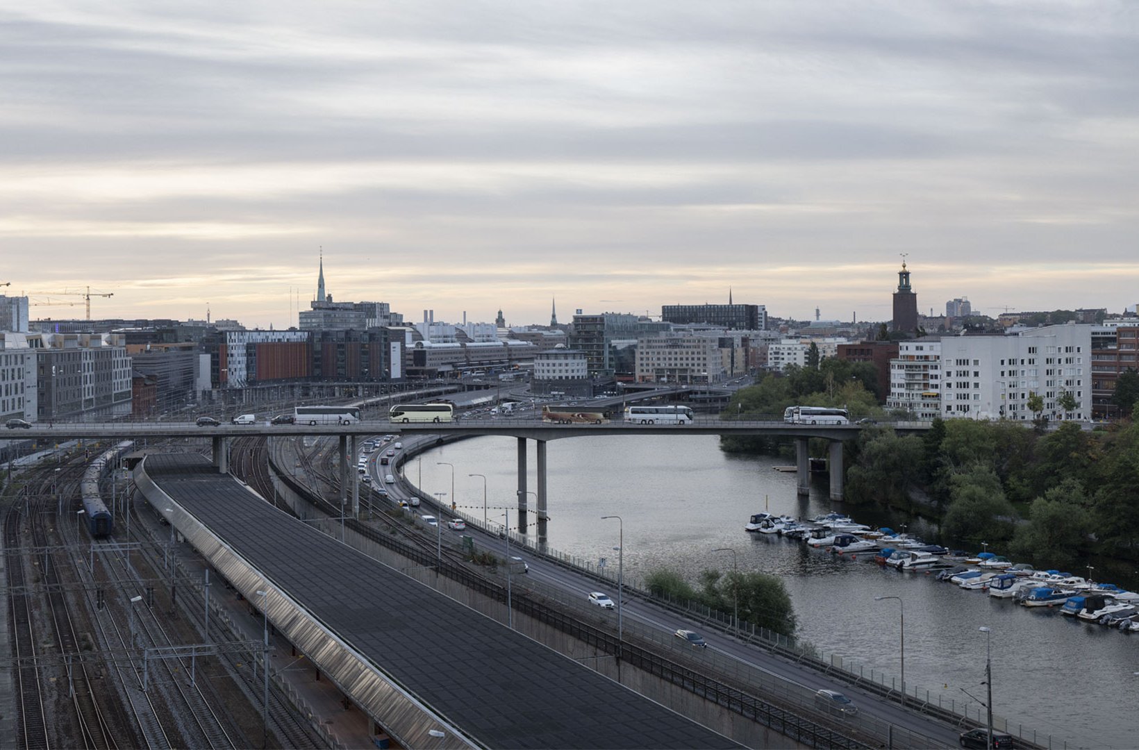 Byggnader och järnvägsspår vid Barnhusviken i centrala Stockholm