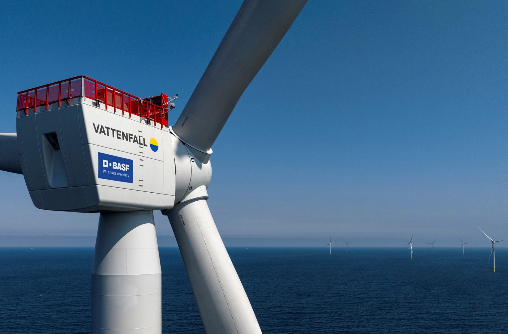 Havsbaserat vindkraftverk med BASF:s och Vattenfalls logotyper