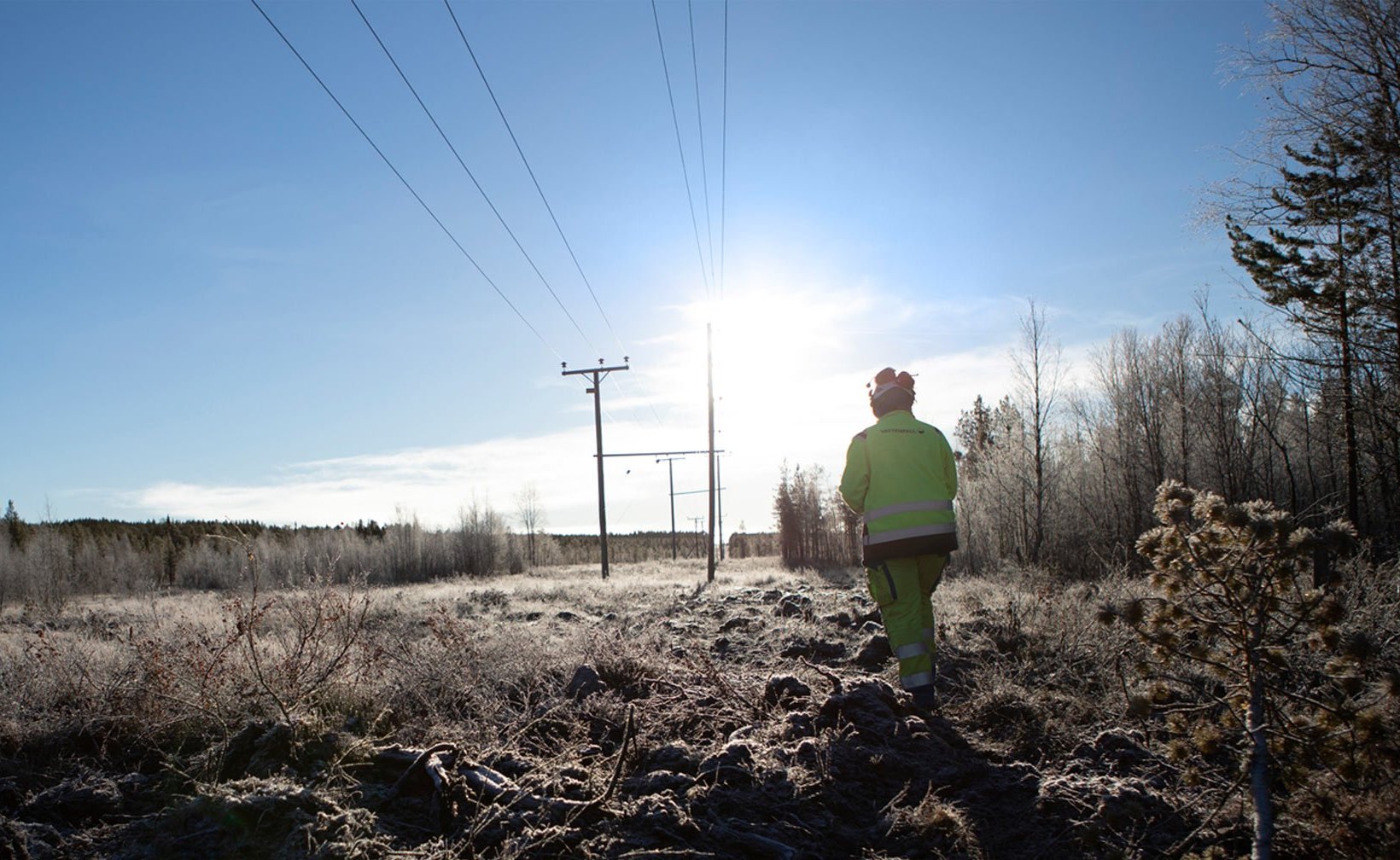 Vattenfallmedarbetare intill en kraftledning i Randijaur