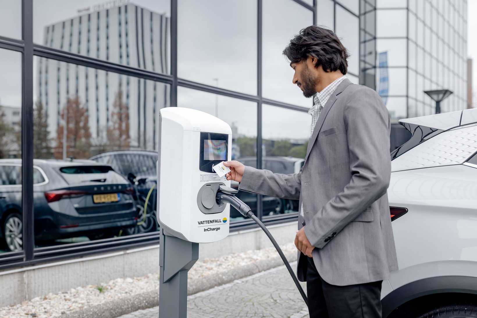 En man påbörjar laddning av en elbil vid en Vattenfall InCharge-laddstation.
