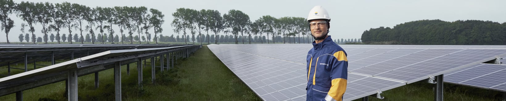 Vattenfallmedarbetare i en solkraftspark.