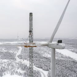 Resning av vindkraftverk i Blakliden Fäbodberget