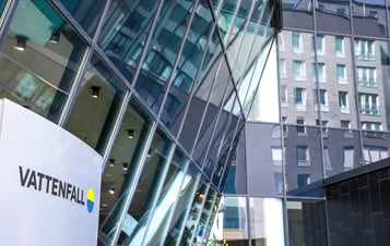 Entrén till Vattenfalls kontor i Solna, med en skylt med företagets logotyp framför en modern glasfasad. Entrén till Vattenfalls kontor i Solna, med en skylt med företagets logotyp framför en modern glasfasad.