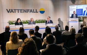 Talare vid ett podium och publik i förgrunden på Vattenfalls årsstämma 2026.