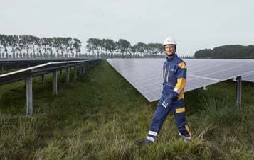 Vattenfallmedarbetare i en solkraftspark