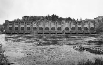 Historiskt fotografi av ett vattenkraftverk