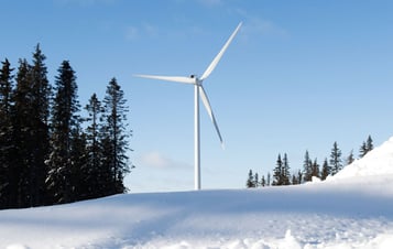 Ett vindkraftverk i vinterlandskap