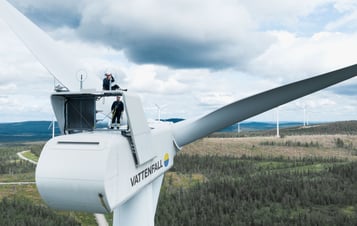 Två Vattenfallmedarbetare som arbetar uppe i ett vindkraftverk i Stor-Rotliden