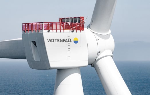 Ett havsbaserat vindkraftverk med Vattenfalls logotyp