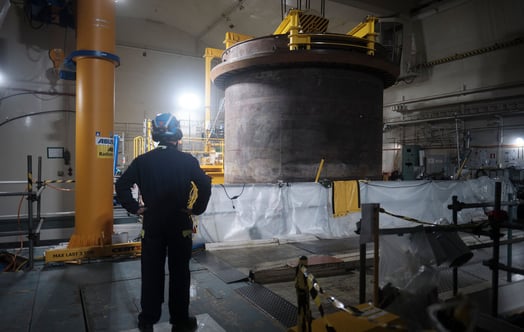 Lyft av den 300 ton tunga reaktortanken. Foto: John Guthed