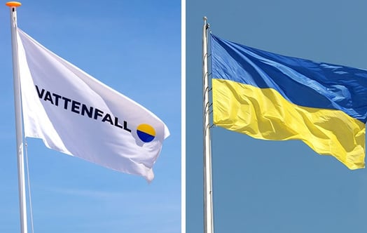 Vattenfalls flagga bredvid Ukrainas flagga