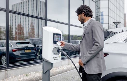 En person initierar laddning av en elbil vid en Vattenfall InCharge-laddstation.