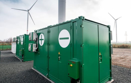 Batterilager vid en landbaserad vindkraftspark.
