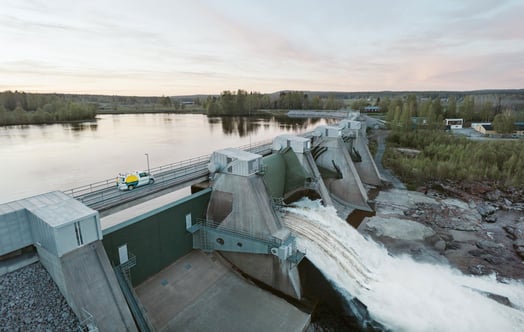 Stornorrfors vattenkraftverk. En stor damm med strömmande vatten och ett fordon i närheten, beläget vid en flod. Stornorrfors vattenkraftverk. En stor damm med strömmande vatten och ett fordon i närheten, beläget vid en flod.