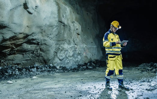 Man i gul overall och hjälm i Bolidens gruva Kristineberg