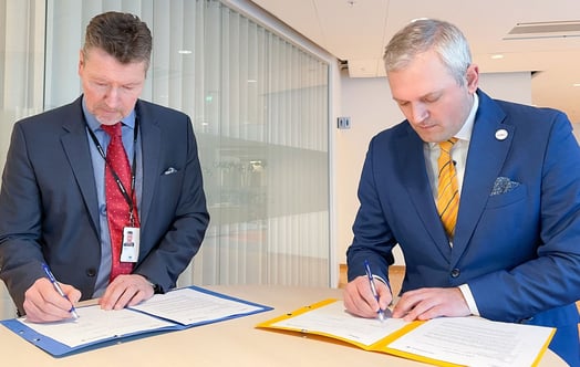 Torbjörn Wahlborg, chef för BA Generation inom Vattenfall, och Kalev Kallemets, VD för Fermi Energia, vid signering av avsiktsförklaringen