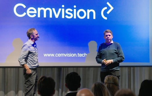 Presentatörer på scenen på Cemvision-evenemang