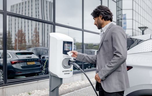 En man påbörjar laddning av en elbil vid en Vattenfall InCharge-laddstation.